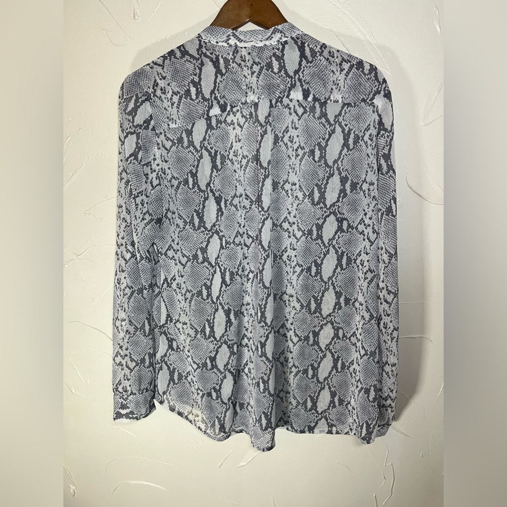 Kut from the Kloth Sinclaire Snake Print Button Down Blouse SZ Large - Picture 3 of 11